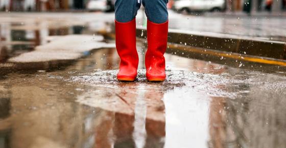 Røde gummistøvler gate regn
